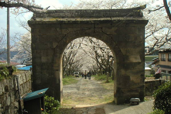 円応寺のアーチ型石門